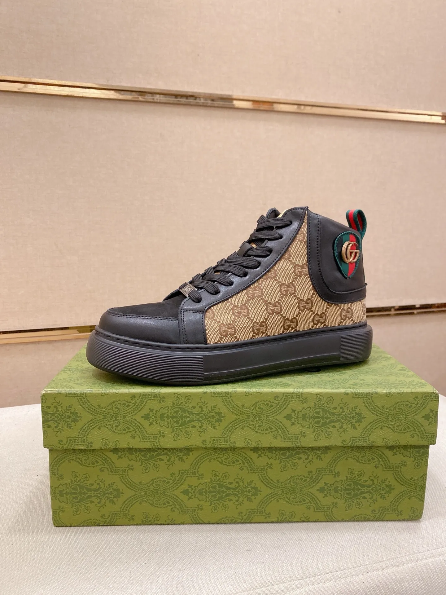Factory price: 442💰 (GUCCI) The latest model from the official website🎁🎁Casual and fashionable men's shoes👟, hot style💥The style is simple and elegant, exclusive for trendy men. Unique official website's latest brand elements👑original Gucci decoration, fashionable and generous, the fabric is original cowhide ✅sheepskin lining, the official website specifies wear-resistant casual outsole, the classic model is taken in kind at the counter🎬38-44 (can be customized for 45 non-refundable)